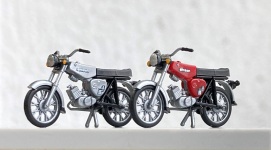 KRES 55043110 - H0 - Moped Simson S51, silber und dunkelrot (2 Stück)